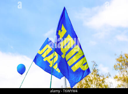 Samara, Russie - Mai 1, 2019 : Drapeaux de Parti libéral-démocrate de Russie (LDPR) contre le ciel bleu Banque D'Images