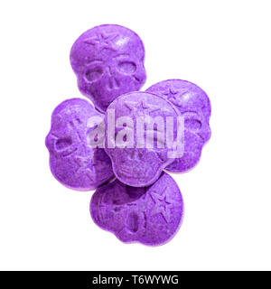 Cinq armée pourpre crâne, ecstasy, amphétamines, MDMA ou d'autres médicaments, la forme d'un crâne isolé sur un fond blanc. Banque D'Images