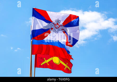 Samara, Russie - Mai 1, 2019 : Drapeaux du ministère de la défense, le drapeau et les Forces terrestres de la Fédération de Russie contre le ciel bleu Banque D'Images