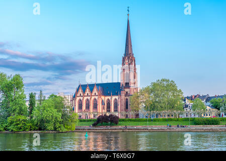 Dreikönigskirche ou trois King's Church à Francfort sur les rives du fleuve Main, Allemagne Banque D'Images