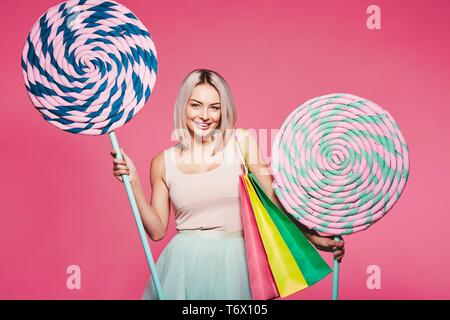 Cute model avec des bonbons et des sacs Banque D'Images