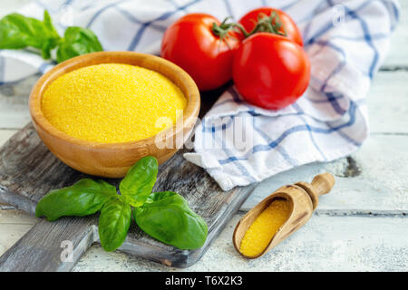 Polenta italienne dans un bol en bois. Banque D'Images