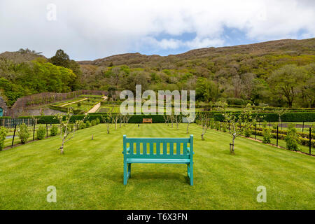 Vue sur le jardin clos victorien restauré à l'abbaye de Kylemore, Letterfrack, Connemara, comté de Galway, en République d'Irlande. Banque D'Images