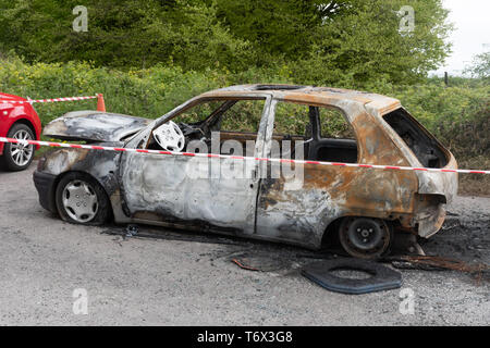 Voiture brûlée abandonnés dans un coin de campagne location Park, Royaume-Uni Banque D'Images