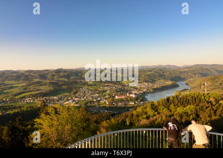 Grein : tour d'observation, Gobelwarte vue de ville Grein, rivière Donau (Danube), région de Strudengau, Donau Niederösterreich, Autriche, Autriche Banque D'Images