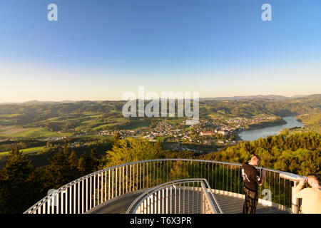 Grein : tour d'observation, Gobelwarte vue de ville Grein, rivière Donau (Danube), région de Strudengau, Donau Niederösterreich, Autriche, Autriche Banque D'Images