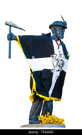 Statue en bronze d'un mineur d'étain de Cornouailles, vêtus de costumes pour commémorer le jour de Saint Piran, Cornwall's national saint's day. Banque D'Images