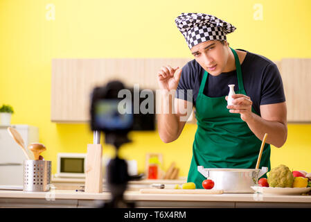 Jeune chef blogger expliquant la préparation des aliments Banque D'Images