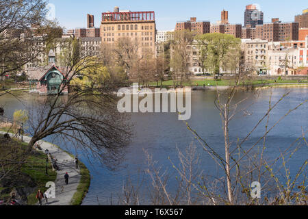 Le Harlem Meer est un petit plan d'eau situé à l'extrême nord de Central Park, à New York, aux États-Unis Banque D'Images