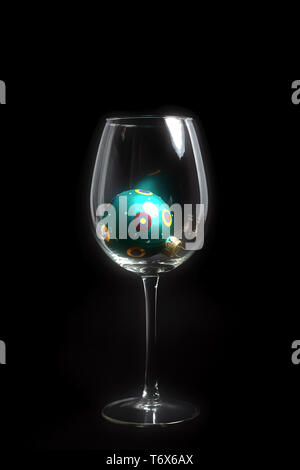 Décoration de Noël en verre de vin sur fond noir avec bille de verre Banque D'Images