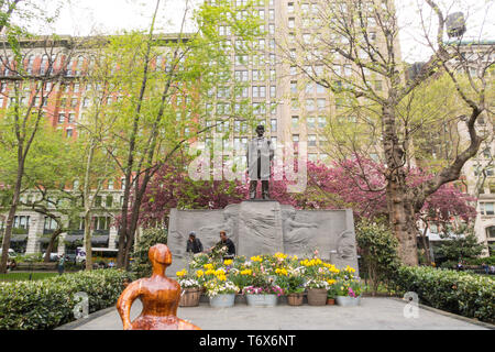 Farragut Monument est entouré par de beaux arbres de printemps dans le Madison Square Park, NYC, USA Banque D'Images