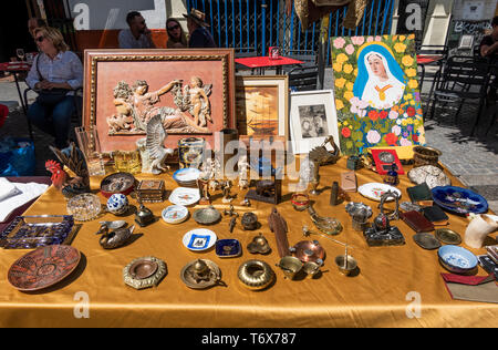 Un mélange d'articles à vendre au marché du jeudi sur la Calle Feria de Séville Banque D'Images