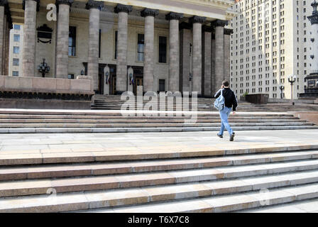 Seul jeune personne qui marche vers l'université porte, vue arrière Banque D'Images