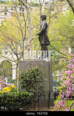 Farragut Monument est entouré par de beaux arbres de printemps dans le Madison Square Park, NYC, USA Banque D'Images