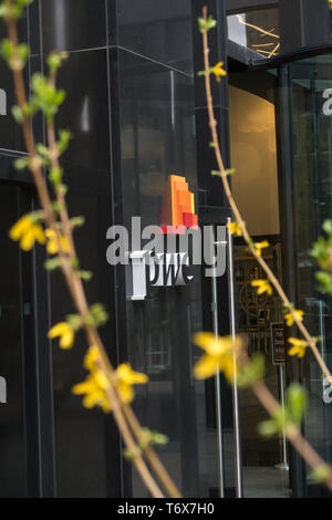 Logo PWC à l'entrée du bâtiment, NYC, USA 2019 Banque D'Images