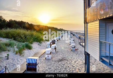 Plage avec chaises de plage sur la jetée de Zinnowitz. L'île de Usedom. Banque D'Images