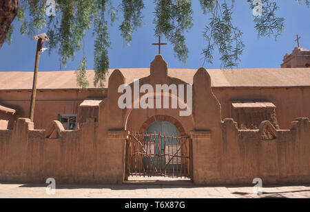 L'adobe église de San Pedro de Atacama, Chili Banque D'Images