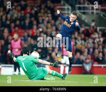 Londres, Royaume-Uni. 02 mai, 2019 Petr Cech d'Arsenal d'économiser de l'arsenal de Kevin Gameiro de Valence CF au cours de l'UEFA Europa League Semi- finale 1ère manche entre Arsenal et Valence au Emirates Stadium , , Londres, Royaume-Uni le 07 mai 2019. Action Sport Crédit Photo Banque D'Images