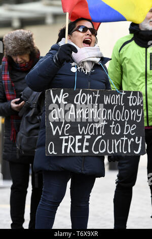 London, Greater London, UK. Feb, 2019 2. Vu manifestant criant des slogans pendant la pas touche au Venezuela manifestation à Londres.Les manifestants se sont réunis à l'extérieur de BBC pour protester contre ses rapports biaisés sur le Venezuela et contre le coup d'État. En solidarité avec le Venezuela, les manifestants exigent de mettre fin à toute menace d'une intervention militaire au Venezuela par les États-Unis. Credit : Andres Pantoja SOPA/Images/ZUMA/Alamy Fil Live News Banque D'Images