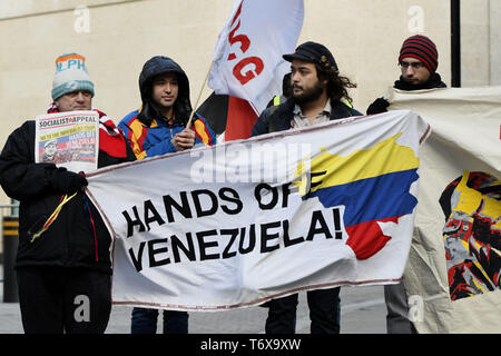 London, Greater London, UK. Feb, 2019 2. Vu les manifestants avec une bannière au cours de la protestation pas touche au Venezuela. Les manifestants se sont réunis à l'extérieur de BBC pour protester contre ses rapports biaisés sur le Venezuela et contre le coup d'État. En solidarité avec le Venezuela, les manifestants exigent de mettre fin à toute menace d'une intervention militaire au Venezuela par les États-Unis. Credit : Andres Pantoja SOPA/Images/ZUMA/Alamy Fil Live News Banque D'Images