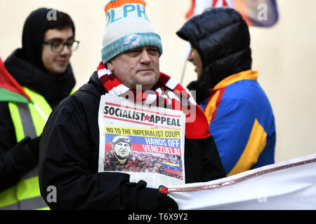 London, Greater London, UK. Feb, 2019 2. La holding vu manifestant appel socialiste news paper pas touche au Venezuela au cours de la manifestation à Londres.Les manifestants se sont réunis à l'extérieur de BBC pour protester contre ses rapports biaisés sur le Venezuela et contre le coup d'État. En solidarité avec le Venezuela, les manifestants exigent de mettre fin à toute menace d'une intervention militaire au Venezuela par les États-Unis. Credit : Andres Pantoja SOPA/Images/ZUMA/Alamy Fil Live News Banque D'Images