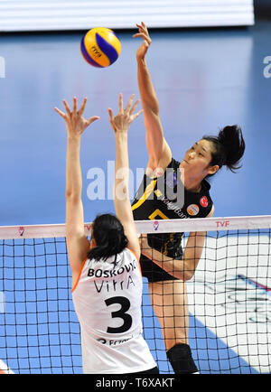 Istanbul. 2 mai, 2019. Vakifbank's Zhu Ting (R) au cours de la saison 2018-2019 de volley-ball turque Super League quatrième ronde match entre Vakifbank et Eczacibsi le 2 mai 2019. Eczacibsi a gagné 3-2. Credit : Xu 199 Changjiang/Xinhua/Alamy Live News Banque D'Images