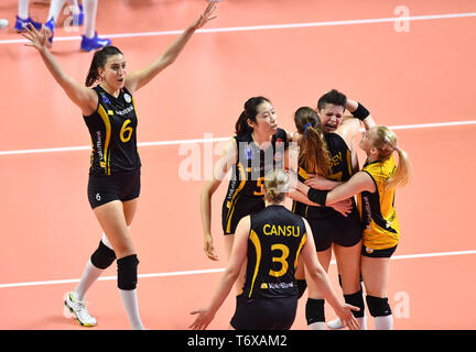 Istanbul. 2 mai, 2019. Les joueurs de Vakifbank célébrer au cours de la saison 2018-2019 de volley-ball turque Super League quatrième ronde match entre Vakifbank et Eczacibsi le 2 mai 2019. Eczacibsi a gagné 3-2. Credit : Xu 199 Changjiang/Xinhua/Alamy Live News Banque D'Images