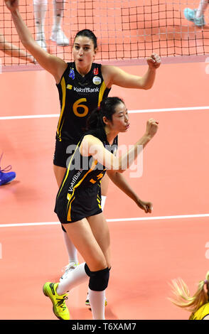 Istanbul. 2 mai, 2019. Vakifbank's Zhu Ting (avant) célèbre au cours de la saison 2018-2019 de volley-ball turque Super League quatrième ronde match entre Vakifbank et Eczacibsi le 2 mai 2019. Eczacibsi a gagné 3-2. Credit : Xu 199 Changjiang/Xinhua/Alamy Live News Banque D'Images