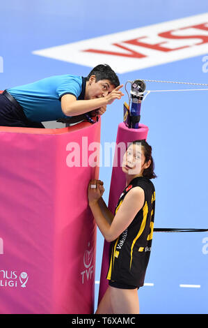 Istanbul. 2 mai, 2019. Vakifbank's Zhu Ting (R) parle avec l'arbitre au cours de la saison 2018-2019 de volley-ball turque Super League quatrième ronde match entre Vakifbank et Eczacibsi le 2 mai 2019. Eczacibsi a gagné 3-2. Credit : Xu 199 Changjiang/Xinhua/Alamy Live News Banque D'Images