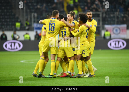 Francfor, Allemagne. 2 mai, 2019. Les joueurs de Chelsea célébrer après avoir marqué pendant la première demi-finale de l'UEFA Europa League match aller entre l'Eintracht Francfort et le FC Chelsea à Francfort, Allemagne, le 2 mai 2019. Le match se termine par un nul 1-1. Credit : Ulrich Hufnagel/Xinhua/Alamy Live News Banque D'Images