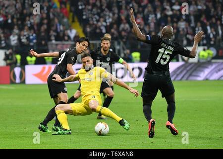 Francfor, Allemagne. 2 mai, 2019. Hasebe Makoto (1ère L) et Jetro Willems (1e R) de Francfort-sur-vie avec Olivier Giroud (2L) de Chelsea durant la première demi-finale de l'UEFA Europa League match aller entre l'Eintracht Francfort et le FC Chelsea à Francfort, Allemagne, le 2 mai 2019. Le match se termine par un nul 1-1. Credit : Ulrich Hufnagel/Xinhua/Alamy Live News Banque D'Images