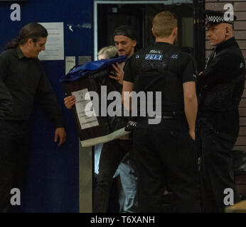 Brentwood Essex 2 mai 2019 bulletins arrivent à l'accusation en vertu de l'œil attentif de la police uk élections locales 2019 Crédit : Ian Davidson/Alamy Live News Banque D'Images