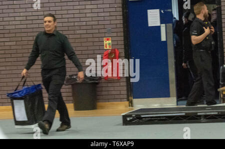 Brentwood Essex 2 mai 2019 bulletins arrivent sous l'œil attentif de la police UK élection locale compter 2019 Crédit : Ian Davidson/Alamy Live News Banque D'Images