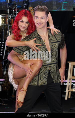 Dianne Buswell et AJ Pritchard vu à la Strictly Come Dancing. Les professionnels UK Tour 2019 - Photocall à Elstree Studios. Banque D'Images