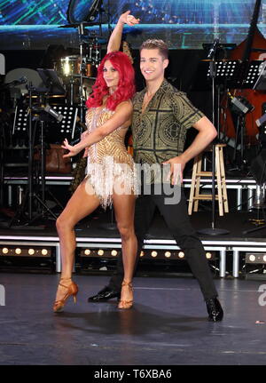 Dianne Buswell et AJ Pritchard vu à la Strictly Come Dancing. Les professionnels UK Tour 2019 - Photocall à Elstree Studios. Banque D'Images