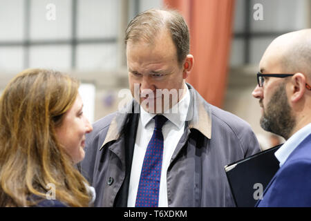 Hereford, Herefordshire, Angleterre, Royaume-Uni - Vendredi 3 mai 2019 - Le député conservateur Jesse Norman ( CENTRE ) assiste à la count - Le décompte a commencé à 9h30 le vendredi matin, après les élections locales ont eu lieu dans le Herefordshire hier pour les deux Arts Council et le conseil municipal. Les sondages ont eu lieu pour 248 conseils anglais, six maires et tous les conseils 11 en Irlande du Nord. Crédit : Steven Mai/Alamy Live News Banque D'Images