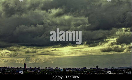 Glasgow, Écosse, Royaume-Uni, 3 mai, 2019, UK Weather. Nuage noir sur Glasgow le jour de l'billy McNeil funeral . Gerard crédit Ferry/Alamy Live News Banque D'Images