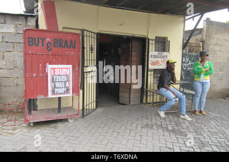 Johannesburg, Afrique du Sud. Apr 23, 2019. Les résidents s'asseoir en face d'un restaurant du township d'Alexandra à Johannesburg. Le canton a récemment connu des protestations avant le 8 mai les élections. (Pour 'dpa pour le Jubilé, il y a une gueule humeur : Afrique du Sud élit un nouveau parlement' à 03.05.2019) Crédit : Kate Bartlett/dpa/Alamy Live News Banque D'Images