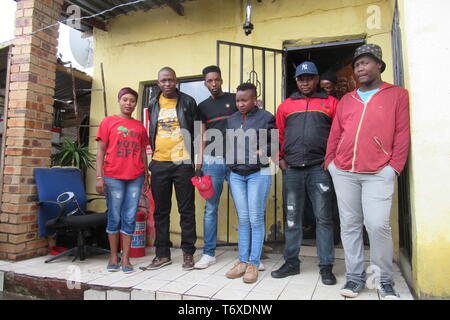 Johannesburg, Afrique du Sud. 22 avr, 2019. Volontaires pour l'Afrique du Sud, le parti d'opposition des combattants de la liberté économique, travaillent dans leur bureau d'Alexandra avant le 8 mai les élections. (Pour 'dpa pour le Jubilé, il y a une gueule humeur : Afrique du Sud élit un nouveau parlement' à 03.05.2019) Crédit : Kate Bartlett/dpa/Alamy Live News Banque D'Images