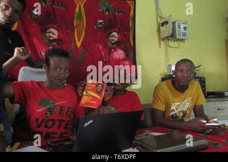 Johannesburg, Afrique du Sud. 22 avr, 2019. Volontaires pour l'Afrique du Sud, le parti d'opposition des combattants de la liberté économique, travaillent dans leur bureau d'Alexandra avant le 8 mai les élections. (Pour 'dpa pour le Jubilé, il y a une gueule humeur : Afrique du Sud élit un nouveau parlement' à 03.05.2019) Crédit : Kate Bartlett/dpa/Alamy Live News Banque D'Images