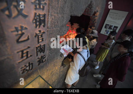 Changsha, Chine, province du Hunan. 3 mai, 2019. Les touristes visitent le patrimoine culturel immatériel Changsha Exhibition Hall à Changsha, capitale de la province du Hunan en Chine centrale, le 3 mai 2019. Crédit : Chen Zeguo/Xinhua/Alamy Live News Banque D'Images