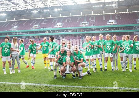 L'équipe de jubilation WOB avec la coupe, l'avant de gauche à droite Alexandra POPP (WOB), gardien de Jana BURMEISTER (WOB), Anna (BLAESSE BlÃ sse) (WOB), Zsanet JAKABFI (WOB), Lena GOESSLING (WOB). Soccer DFB Pokal 2019 Womens Final, VfL Wolfsburg (WOB) - SC Freiburg (FR) 1 : 0, le 01/05/2019 à Koeln/Allemagne. Dans le monde d'utilisation | Banque D'Images