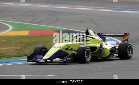 Hockenheim, Allemagne. 06Th Mai, 2019. Sport : W-Series, d'Hockenheim - 2019, la formation. Bateau de Naomi l'Allemagne est traversée de la piste de course. Credit : Hasan Bratic/dpa/Alamy Live News Banque D'Images