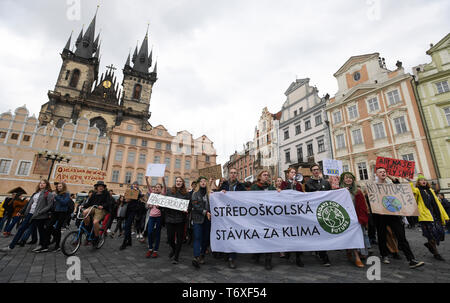 Prague, République tchèque. 3 mai, 2019. Grève des étudiants pour une meilleure protection du climat et de l'abaissement des émissions, à Prague, en République tchèque, le vendredi 3 mai, 2019. Credit : Ondrej Deml/CTK Photo/Alamy Live News Banque D'Images