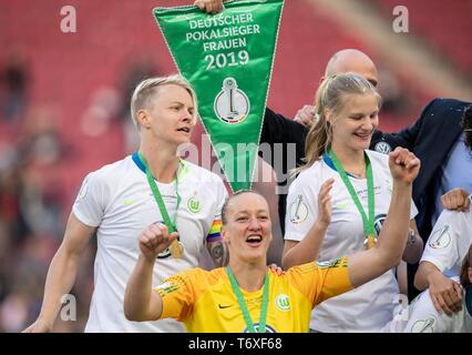 Jubilation de gauche à droite Nilla FISCHER (WOB), la gardienne Almuth SCHULT (WOB), Football DFB Pokal la finale des femmes 2019, VfL Wolfsburg (WOB) - SC Freiburg (FR) 1 : 0, le 01/05/2019 à Koeln / Allemagne , dans le monde d'utilisation | Banque D'Images