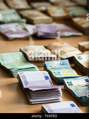 Wiesbaden, Allemagne. 06Th Mai, 2019. Billets saisis lors de perquisitions sont étalés sur une table à l'Office fédéral de la Police criminelle au cours d'une conférence de presse sur le coup contre le Darknet plate-forme 'Wall Street Market'. Depuis mars, les enquêteurs ont ciblé les trois Allemands. Credit : Silas Stein/dpa/Alamy Live News Banque D'Images