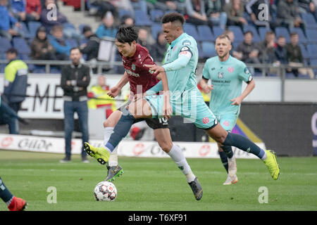 Hanovre, Allemagne. Apr 27, 2019. Jean-Philippe GBAMIN (MZ) (vr) et Genki HARAGUCHI (H) dans des duels, action, scène de jeu de soccer ; 1. Saison 2018/2019, Bundesliga, 31e journée, Hanovre 96 (H) - FSV FSV FSV Mainz 05 1 : 0, le 27/04/2019 à Hanovre/Allemagne. DFL règlement interdit toute utilisation d'images comme des séquences d'images et/ou quasi-vidéo | Conditions de crédit dans le monde entier : dpa/Alamy Live News Banque D'Images