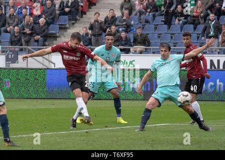 Hanovre, Allemagne. Apr 27, 2019. Hendrik WEYDANDT (H) (à gauche) marque le but d'en faire 1-0 passé Giulio DONATI (MZ) ; but gagnant, but gagnant ; 1 Soccer. Saison 2018/2019, Bundesliga, 31e journée, Hanovre 96 (H) - FSV FSV FSV Mainz 05 1 : 0, le 27/04/2019 à Hanovre/Allemagne. DFL règlement interdit toute utilisation d'images comme des séquences d'images et/ou quasi-vidéo | Conditions de crédit dans le monde entier : dpa/Alamy Live News Banque D'Images