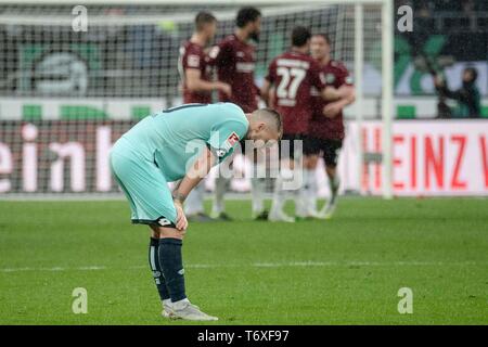 Hanovre, Allemagne. Apr 27, 2019. Alexandru MAXIM (MZ) est déprimé après le coup de sifflet final, alors que dans l'arrière-plan les joueurs de Hanovre 96 célébrer ; Soccer 1. Saison 2018/2019, Bundesliga, 31e journée, Hanovre 96 (H) - FSV FSV FSV Mainz 05 1 : 0, le 27/04/2019 à Hanovre/Allemagne. DFL règlement interdit toute utilisation d'images comme des séquences d'images et/ou quasi-vidéo | Conditions de crédit dans le monde entier : dpa/Alamy Live News Banque D'Images