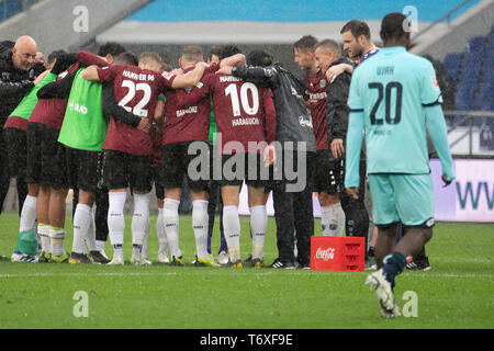 Hanovre, Allemagne. Apr 27, 2019. Anthony UJAH (MZ, r.) quitte le terrain après le coup de sifflet final, tandis que les joueurs et entraîneurs de Hanovre 96 sont heureux ensemble ; le football 1. Saison 2018/2019, Bundesliga, 31e journée, Hanovre 96 (H) - FSV FSV FSV Mainz 05 1 : 0, le 27/04/2019 à Hanovre/Allemagne. DFL règlement interdit toute utilisation d'images comme des séquences d'images et/ou quasi-vidéo | Conditions de crédit dans le monde entier : dpa/Alamy Live News Banque D'Images